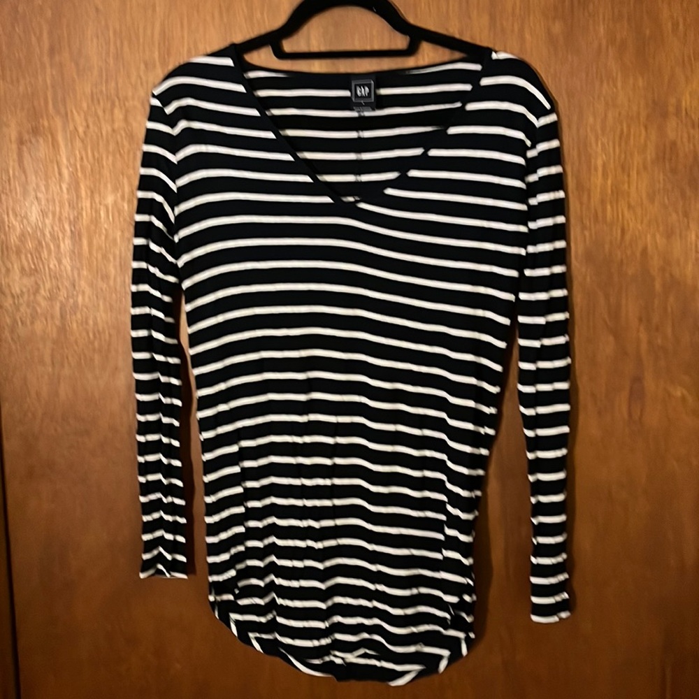 GAP V-neck long sleeve - size small